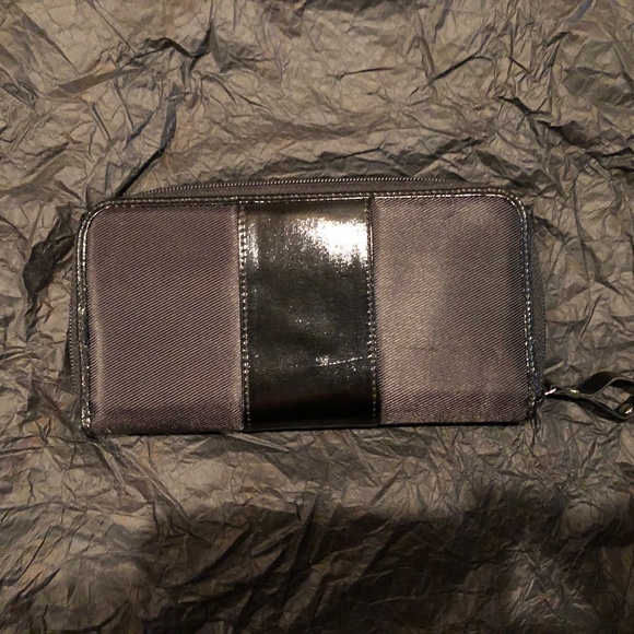 Kenneth Cole Reaction Black Billfold Wallet - Picture 2 of 7